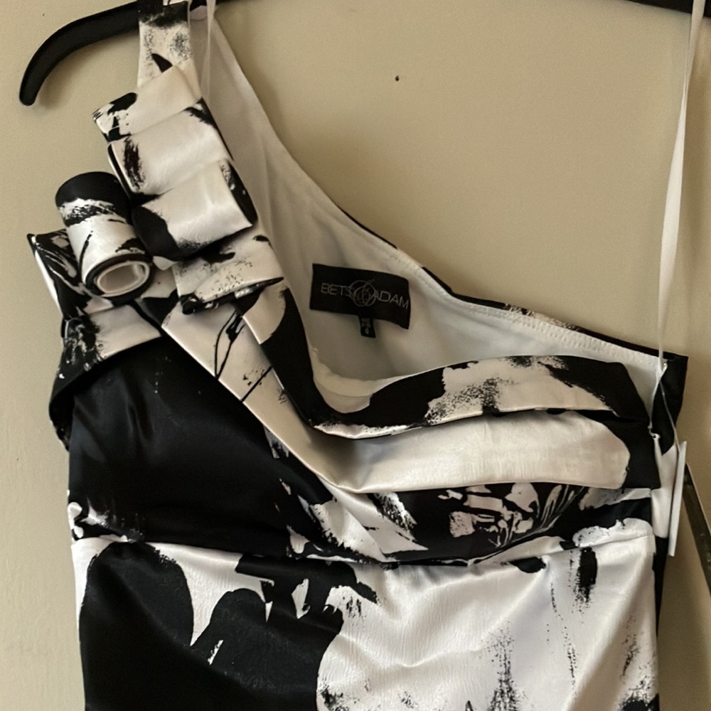 Betsy Adam one shoulder gown - Picture 4 of 6